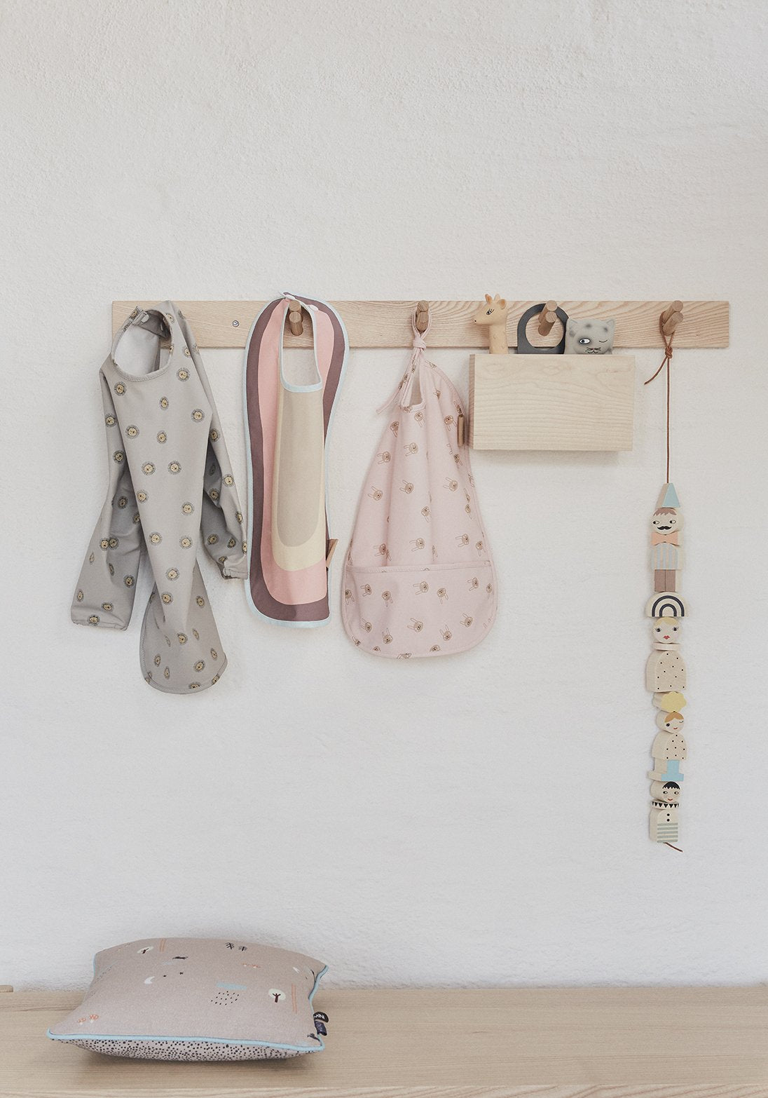 OYOY Living Design - OYOY MINI Cape Bib - Rabbit Apron 202 Light Grey / Rose